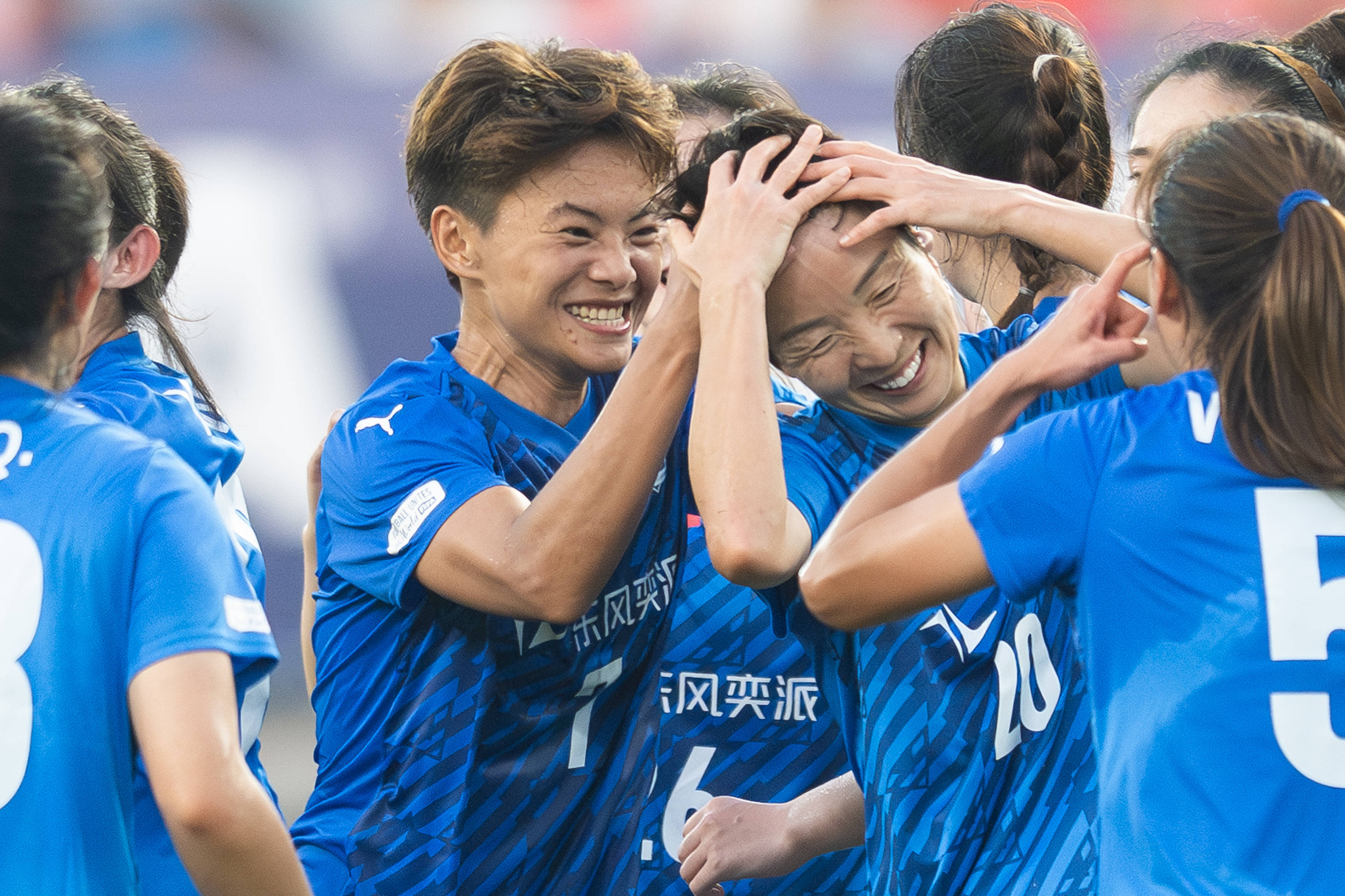 与队友庆祝, 军杯预选轮